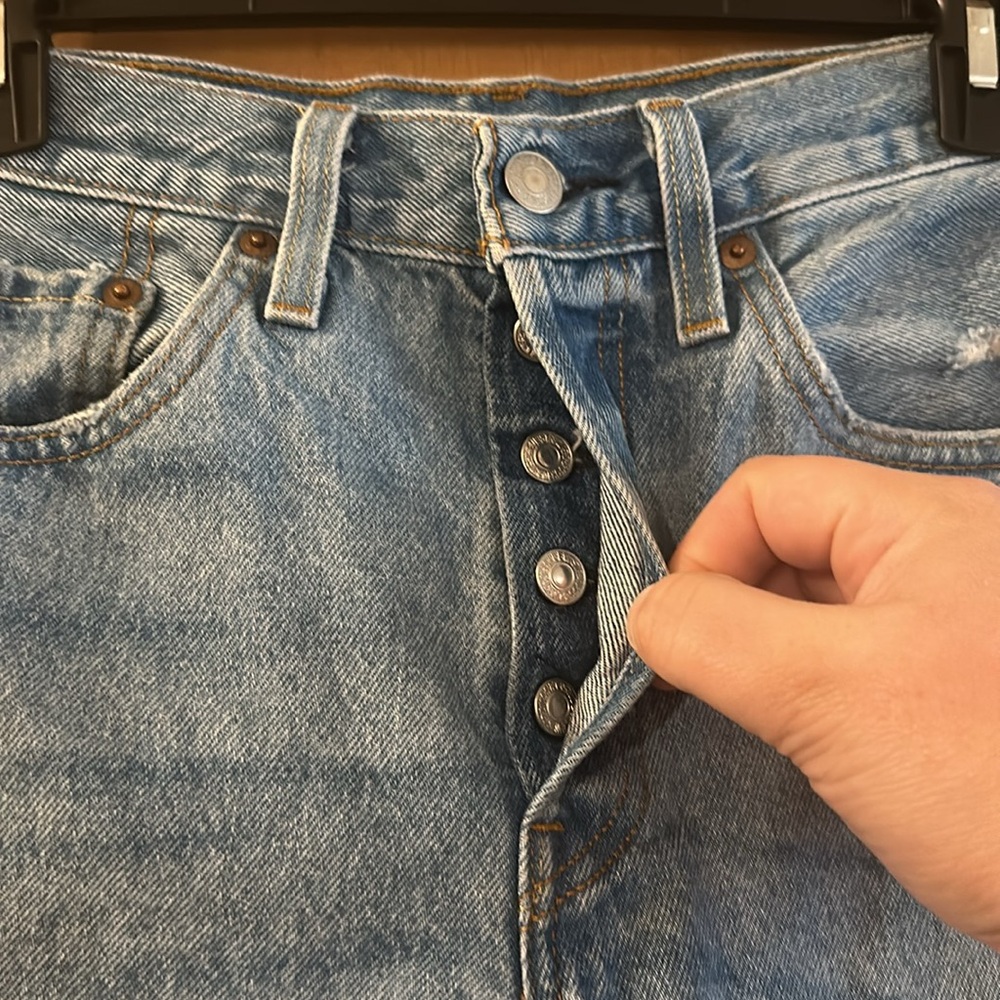 Levi’s 501 Women’s Mid Thigh Denim Jean Shorts Button Fly Size W26 - Picture 3 of 9